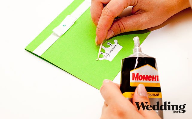 приклеить стразы к приглашению