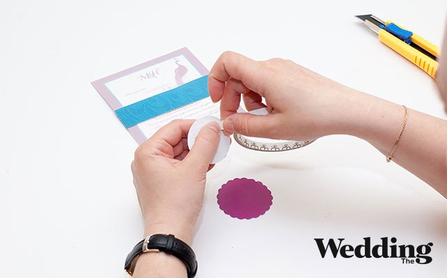 приклеить кружок с инициалами к цветному кружку