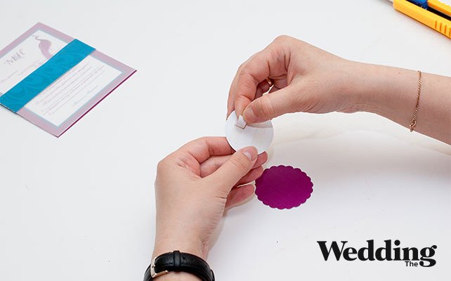 приклеить кружок с инициалами к цветному кружку