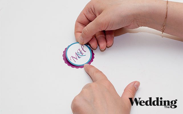 приклеить кружок с инициалами к цветному кружку