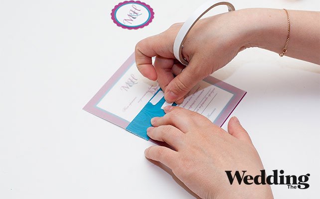 приклеить кружок с инициалами к полоске