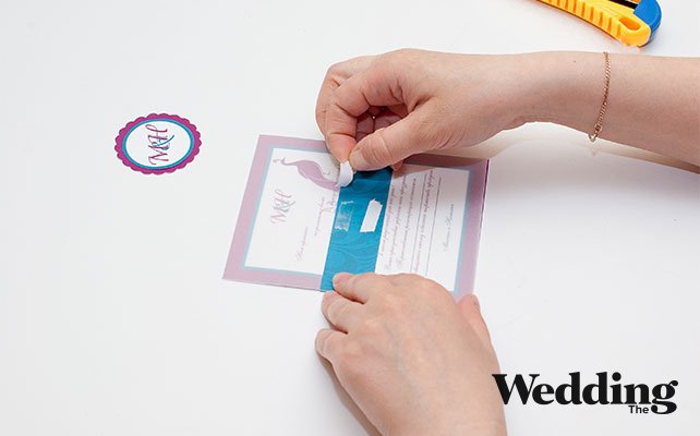 приклеить кружок с инициалами к полоске