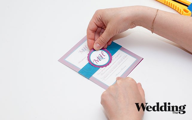 приклеить кружок с инициалами к полоске