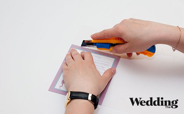 вырезать кальку по размеру приглашения