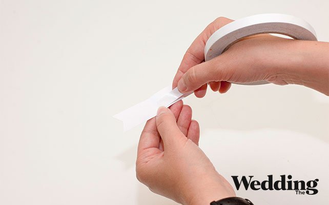 приклеить к шаблону полоску скотча