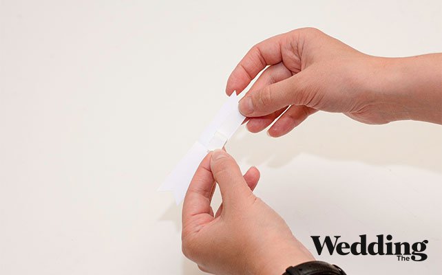 приклеить к шаблону полоску скотча