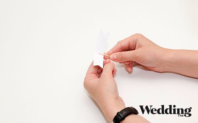 вложить в середину зубочистку