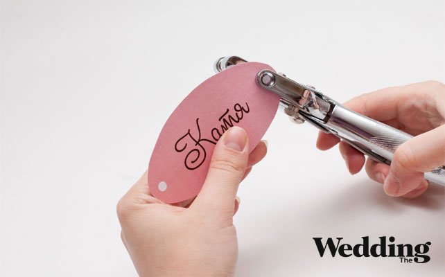 как сделать рассадочные карточки в виде конфет, проделать дыроколом два отверстия