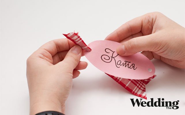 как сделать рассадочные карточки в виде конфет, продеть ленту в отверстия