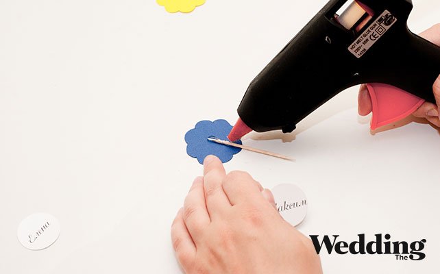 приклеить к цветной детали зубочистку