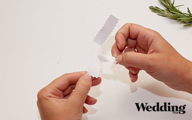 закрепить бирку на венке