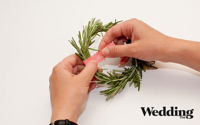 закрепить бирку на венке