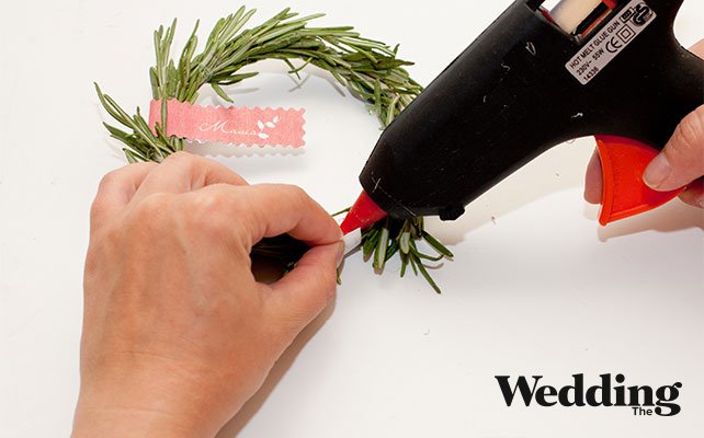 приклеить к венку бантик