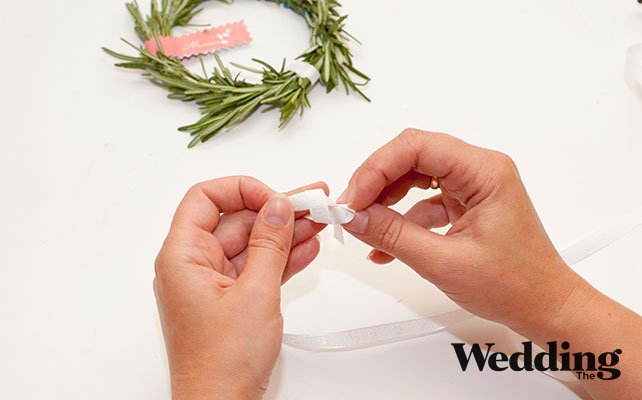 приклеить к венку бантик