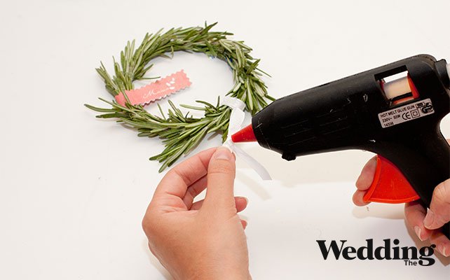 приклеить к венку бантик