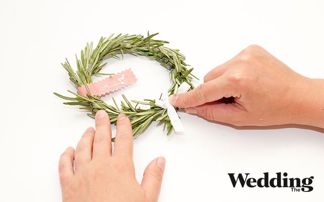 приклеить к венку бантик