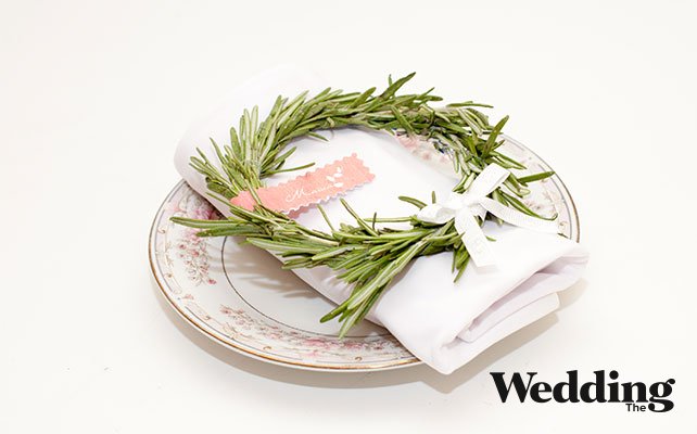 как сделать рассадочные карточки с розмарином для рустикальной свадьбы