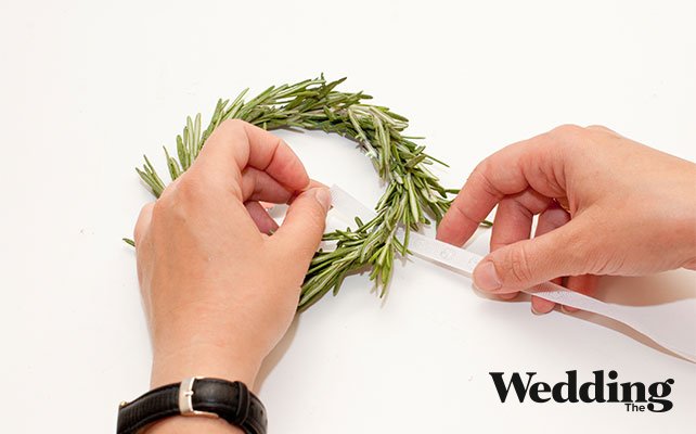 наметить линию сгиба бирки