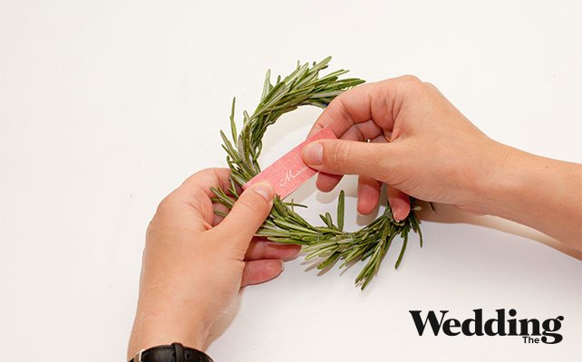 наметить линию сгиба бирки