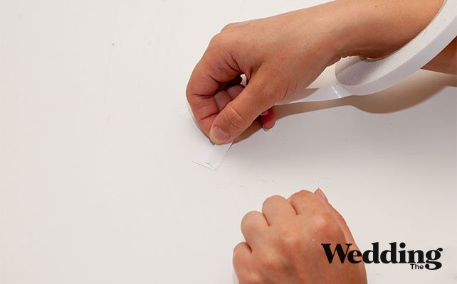 приклеить к бирке двухсторонний скотч