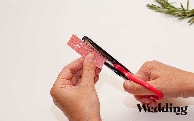 края бирки обрезать фигурными ножницами