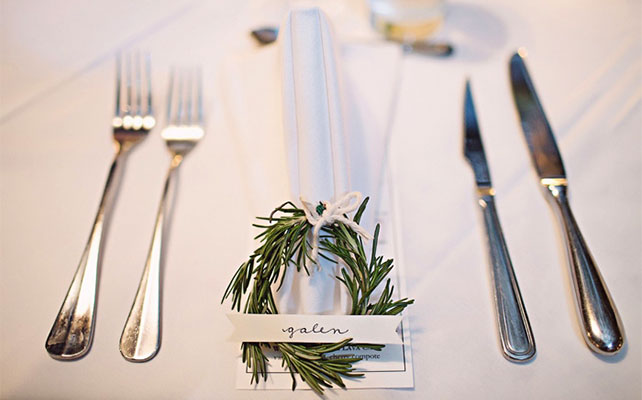 рассадочные карточки с розмарином для рустикальной свадьбы своими руками