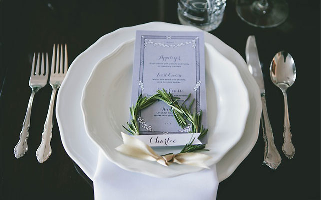 рассадочные карточки с розмарином для рустикальной свадьбы своими руками