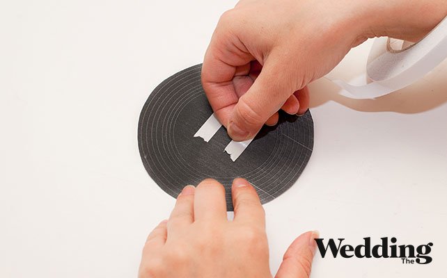 при помощи скотча склеить шаблоны, Как сделать рассадочные карточки в виде музыкальных пластинок