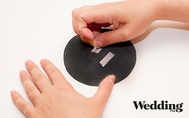 при помощи скотча склеить шаблоны, Как сделать рассадочные карточки в виде музыкальных пластинок