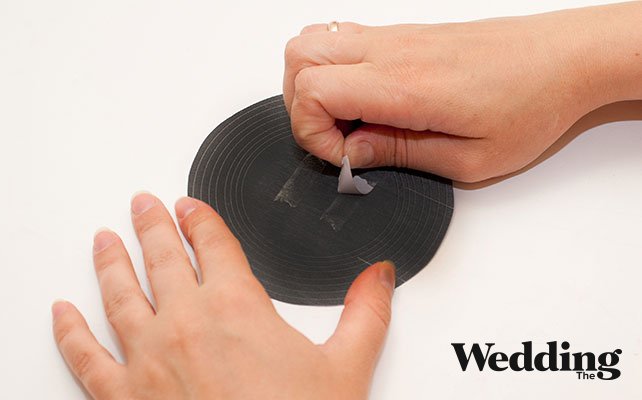 при помощи скотча склеить шаблоны, Как сделать рассадочные карточки в виде музыкальных пластинок