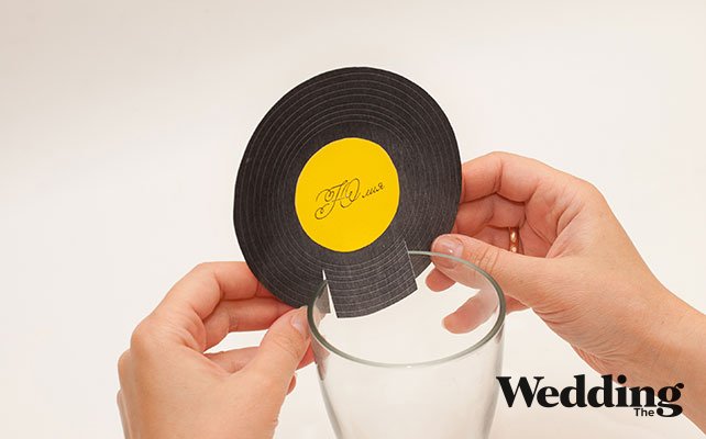 надеть карточку на стакан, Как сделать рассадочные карточки в виде музыкальных пластинок