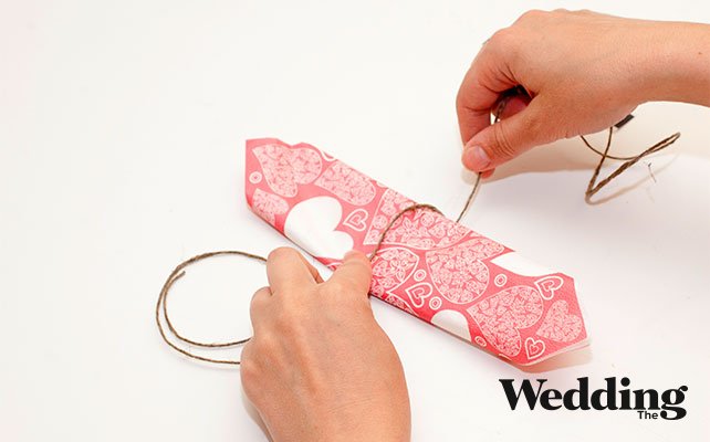 сложить салфетку и перевязать