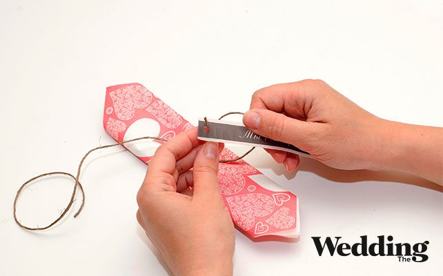 сложить салфетку и перевязать