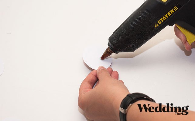 капнуть клей на обратную сторону шаблона