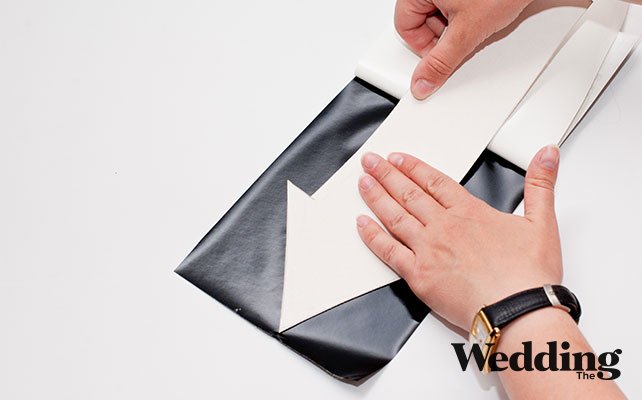 оклеить картонные стрелки самоклеящейся плёнкой