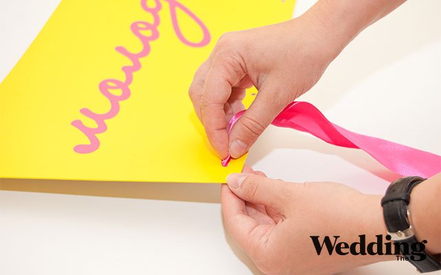 продеть ленты в отверстия и завязать