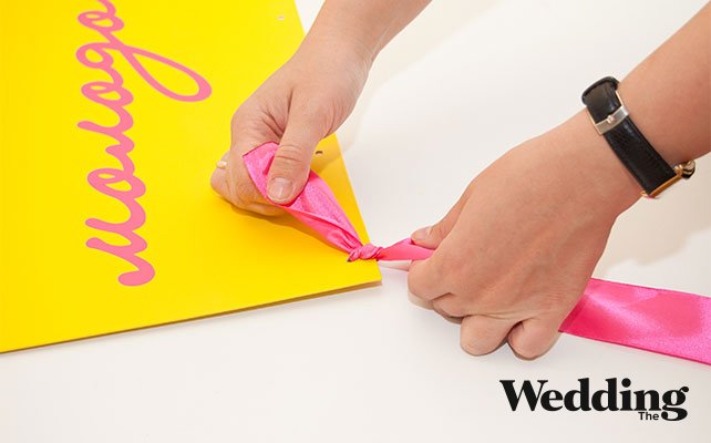 продеть ленты в отверстия и завязать