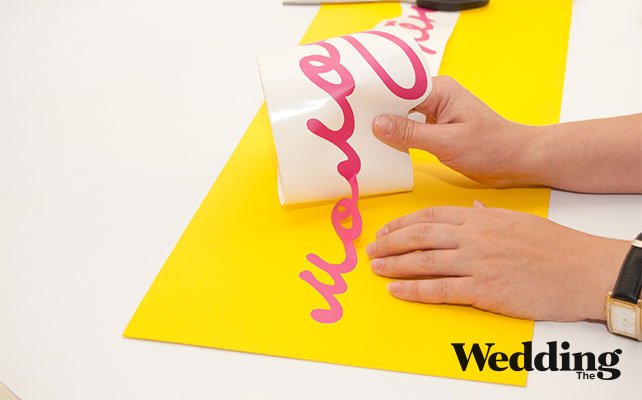 наклеить надпись на табличку