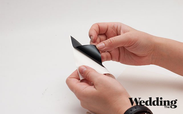 как сделать грифельную табличку «Сладкий стол», приклеить детали к картону