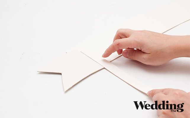 как сделать грифельную табличку «Сладкий стол», приклеить держатели