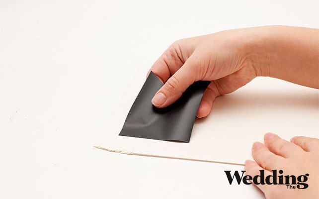 как сделать грифельную табличку «Сладкий стол», приклеить детали к картону