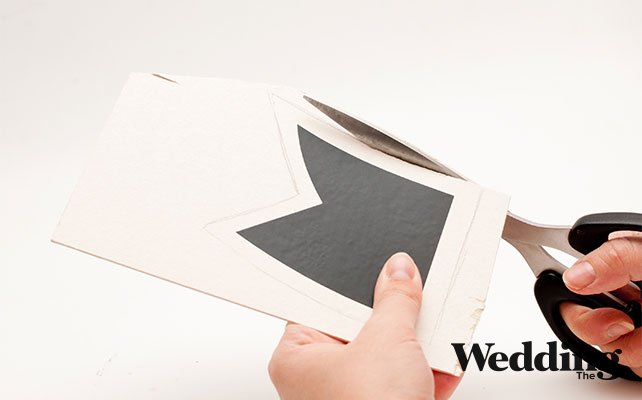 как сделать грифельную табличку «Сладкий стол», вырезать детали по контуру