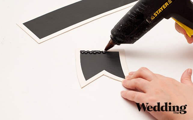 как сделать грифельную табличку «Сладкий стол», приклеить детали друг к другу