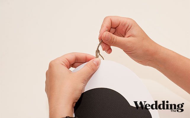 продеть в петельку два кончика бечёвки