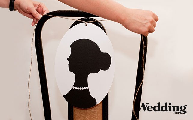 привязать таблички к стульям