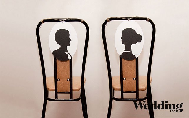 привязать таблички к стульям