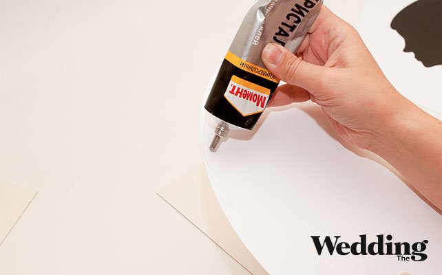 приклеить таблички на картон