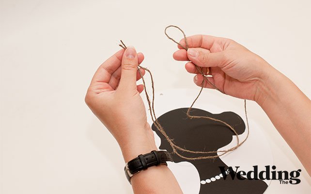 продеть в отверстие бечёвку, сложенную пополам