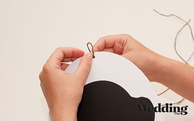 продеть в отверстие бечёвку, сложенную пополам