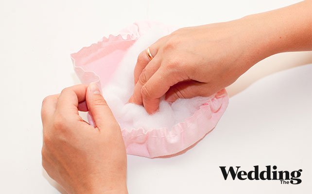 положить внутрь синтепон